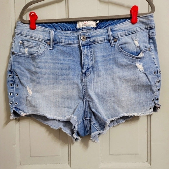 TORRID SKINNY SHORT SHORT - VINTAGE STRETCH LIGHT WASH WITH GROMMETS - Picture 2 of 8